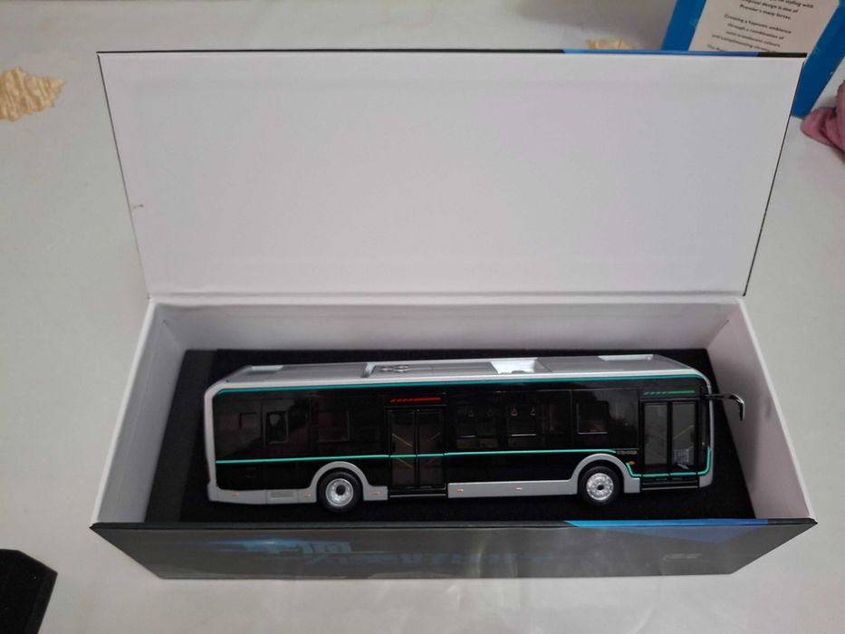 Модель автобуса Yutong U12 black King Kong 1:42