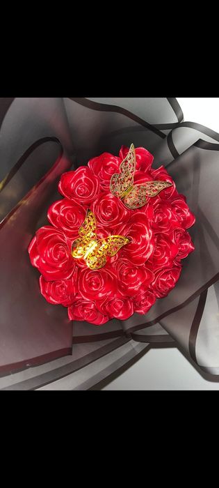 Vând  buchete de trandafiri din satin și săpun