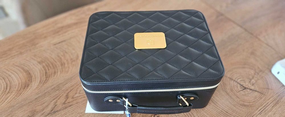 Куфарче за грим с огледало и светлина