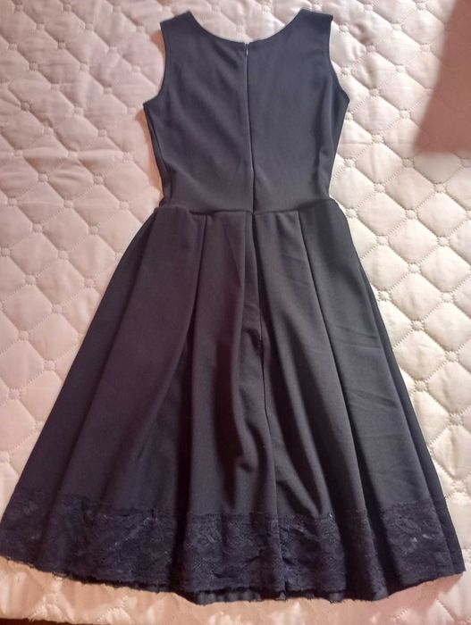 Къса черна рокля