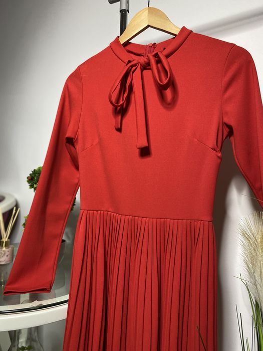 Vând rochie plisată damă