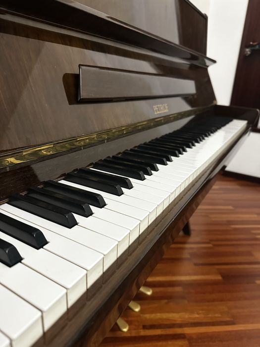 Пианино Petroff в отличном состоянии