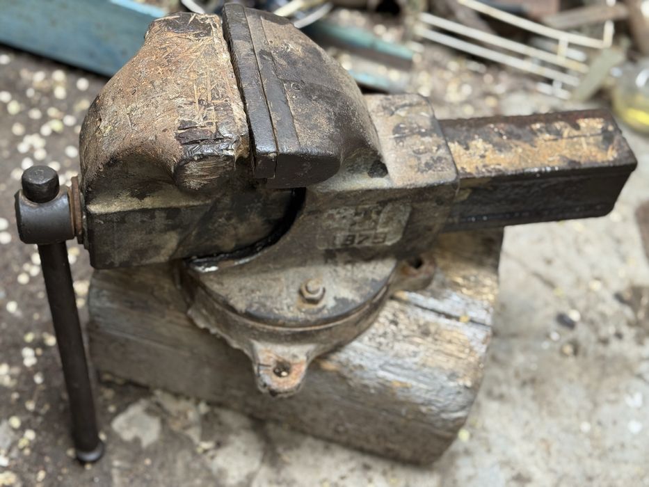 Продам тиски ,фрезерные универсальный