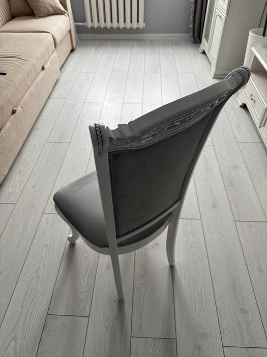 Продается стол и стулья в комплекте