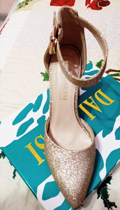 Блестящие золотые туфли