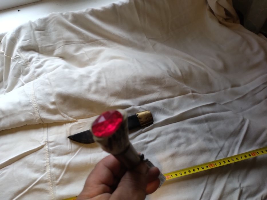 Продавам старинен нож острие