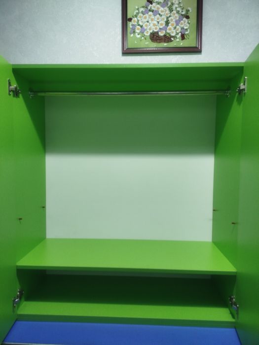 Детская кровать и шкаф