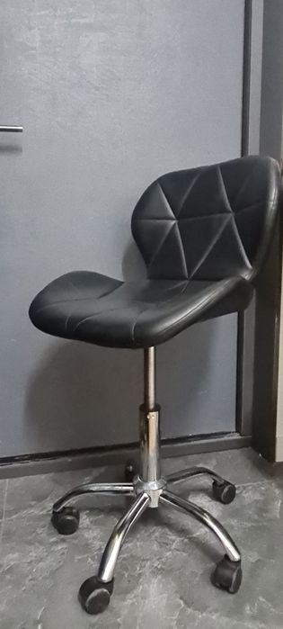 Стул на колёсах.