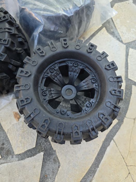 4 roți complete pentru mașini RC Monster Truck 1:8