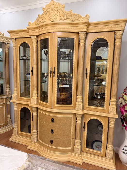 Мебель комод с зеркалом сервант