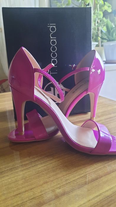 Босоножки новые Kari