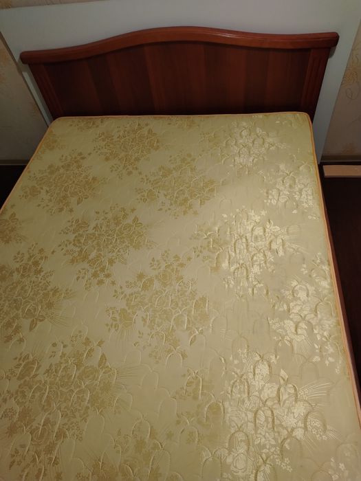 Продаю двуспальную кровать