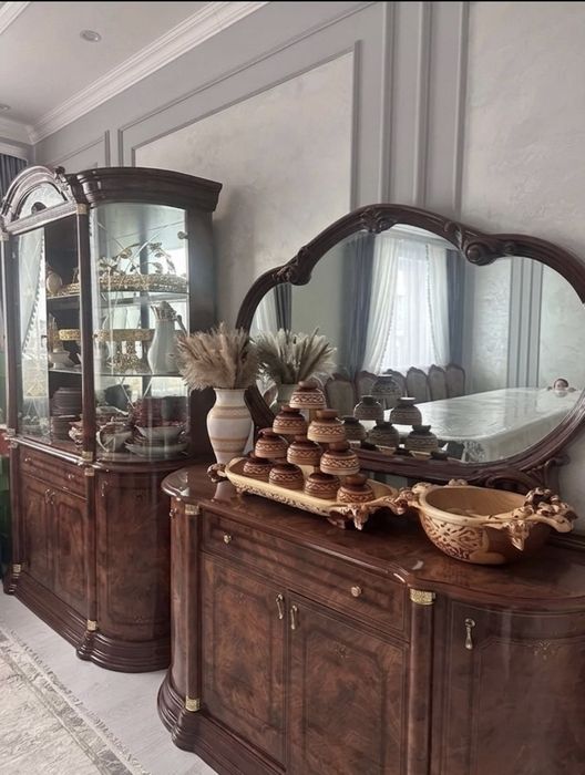 Продам роскошный элитный комплект классической мебели для столовой.