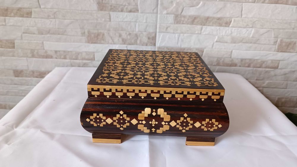 Стара дървена кутия за бижута - украсена с фурнир - №1