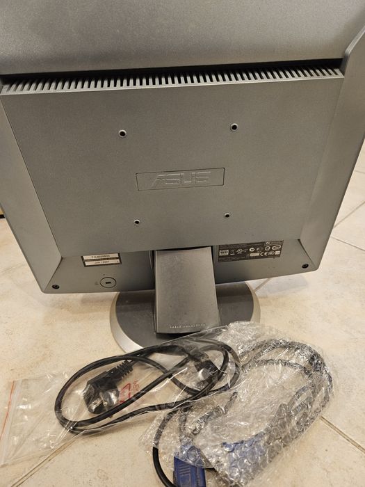 19-инчов монитор за компютър