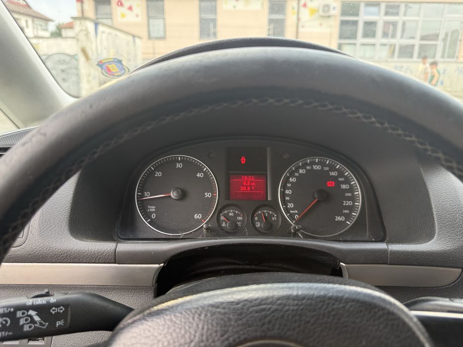 VOLKSWAGEN Touran 2005 — imagine 5