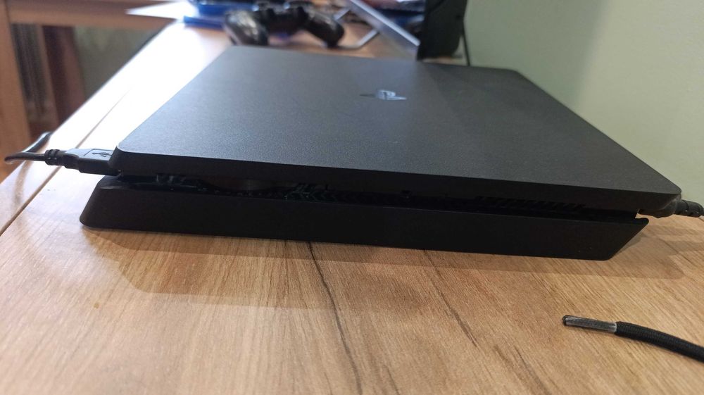 PS 4 slim Плейстейшън 4