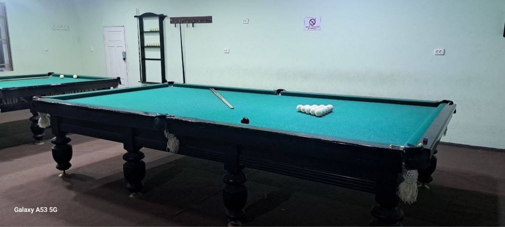 Billiard stoli kiylari bilan
