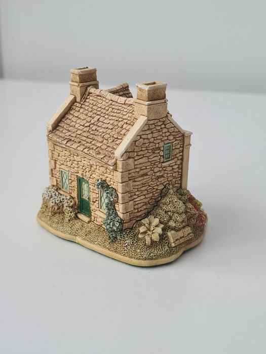 Колекционерска фигурка Lilliput Lane Pineapple Spa