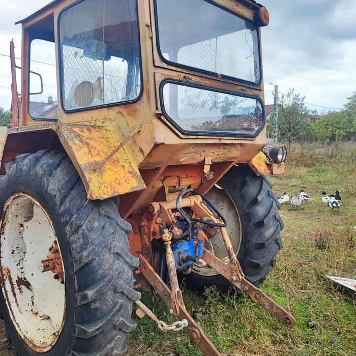 Vând tractor U650 în stare de funcționare,plug,disc, remorcă