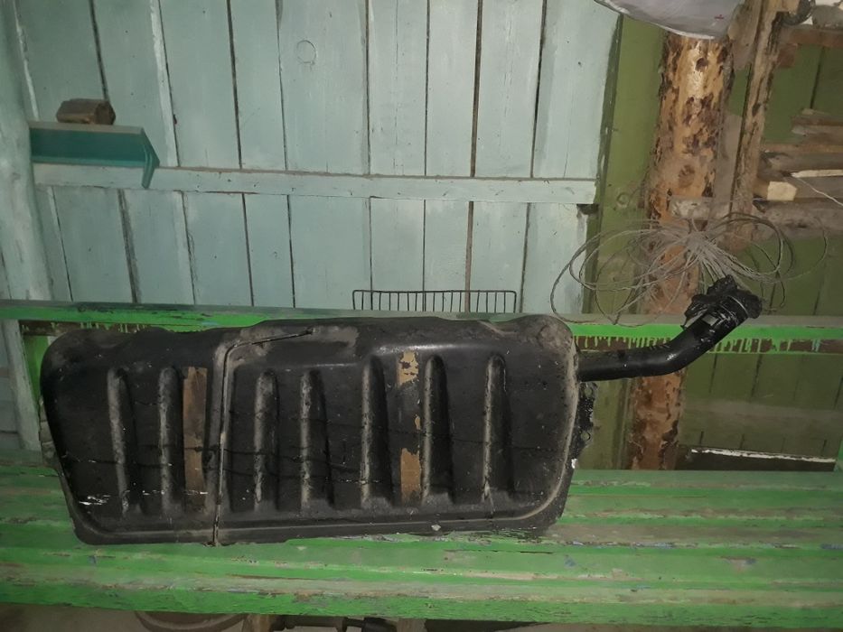 Продам бензобак Мерседес 126