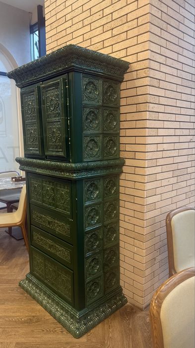 Антикварный шкаф