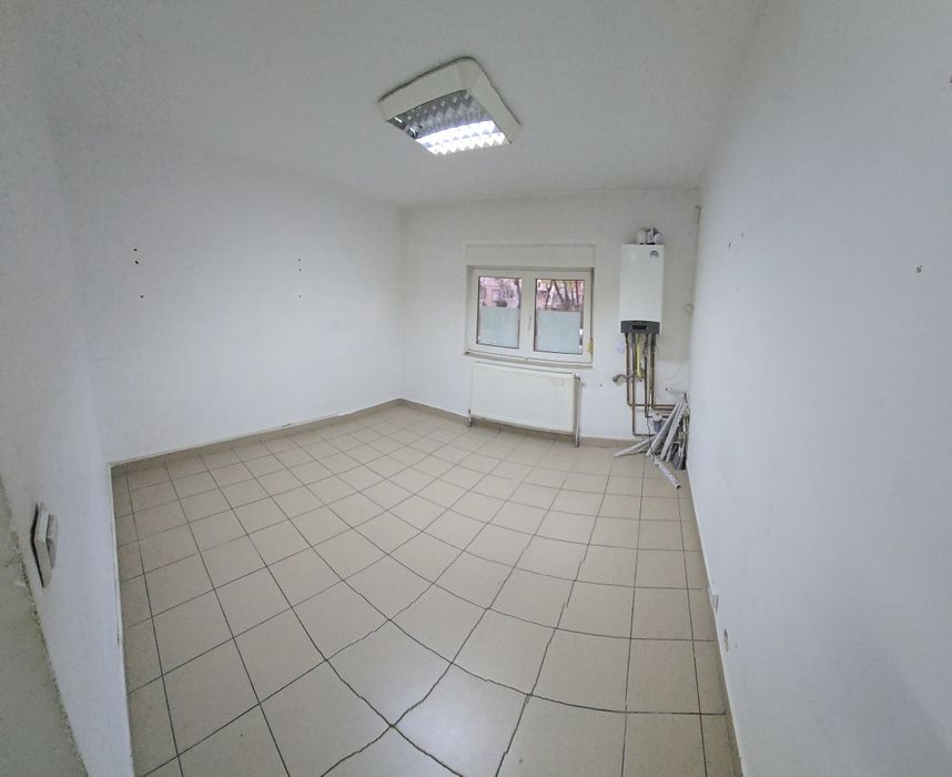 Închiriez spațiu comercial central 65m2.