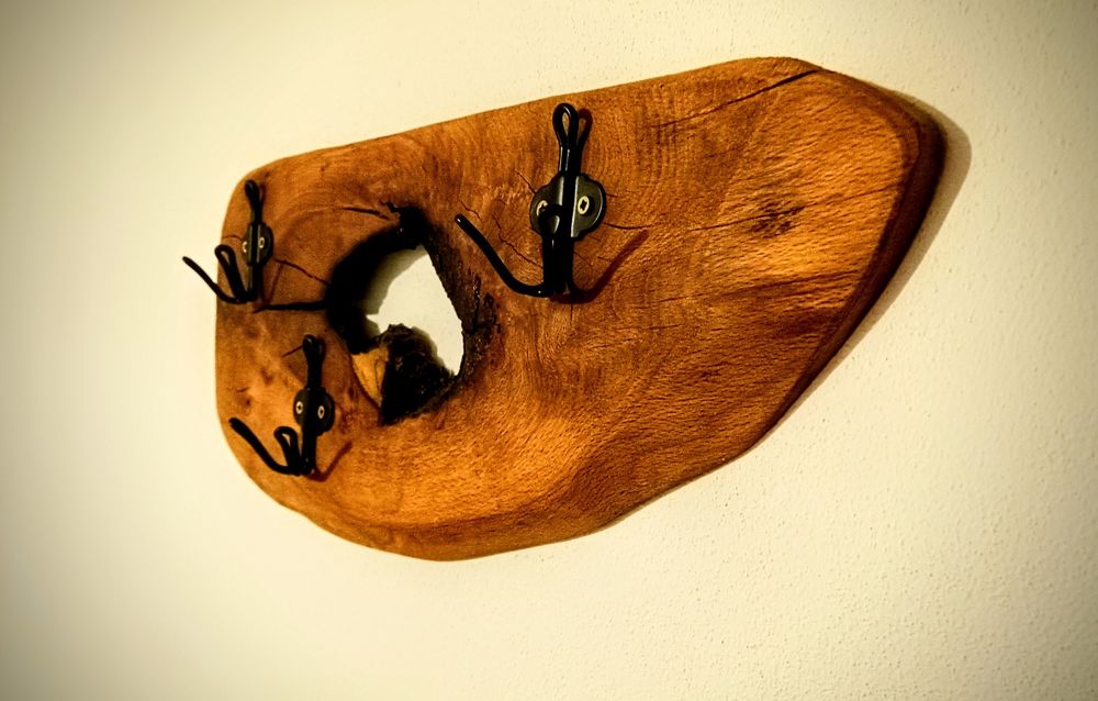Cuier de lemn rustic