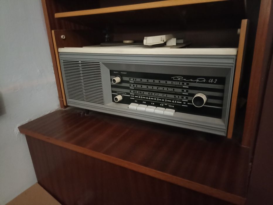 Продавам много запазен работещ  ретро радио грамофон