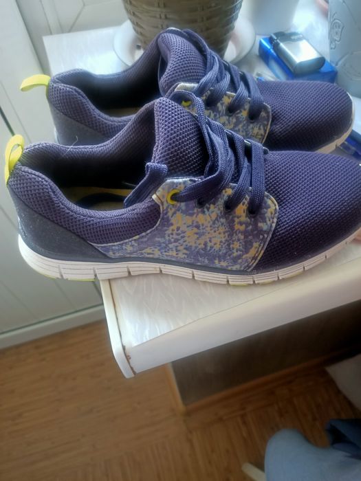 Продам кроссовки б/у.