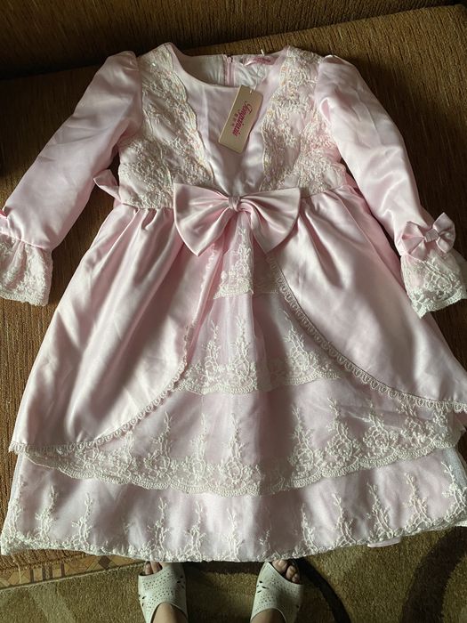 Продаю платья детские наочдные