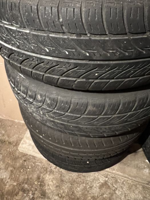 Vand sau schimb Set genți de tabla cu cauciucuri + capace originale