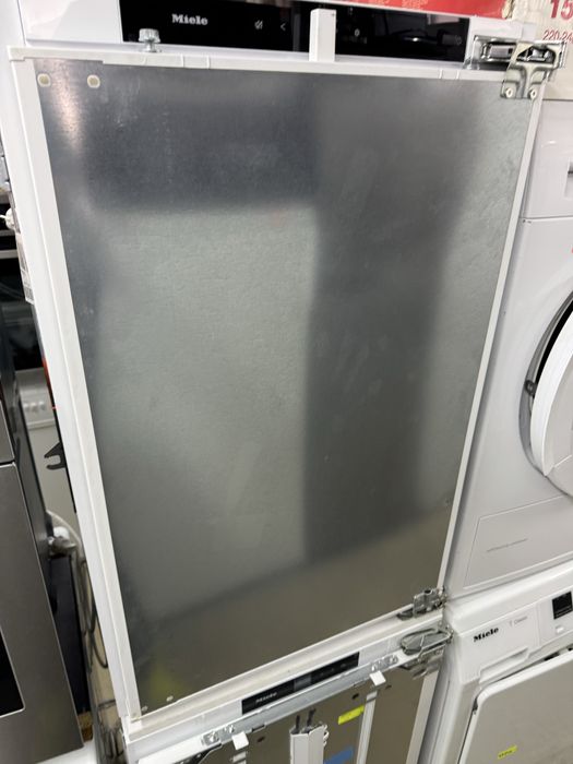 Хладилник за вграждане Miele A+++Безупречно състояние GERMANY Гаранция