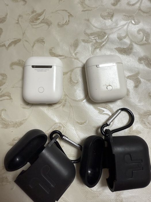 Продам 2 наушника airpods2 оригинал