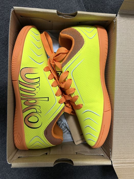 Детски футболни обувки Umbro, 32 номер