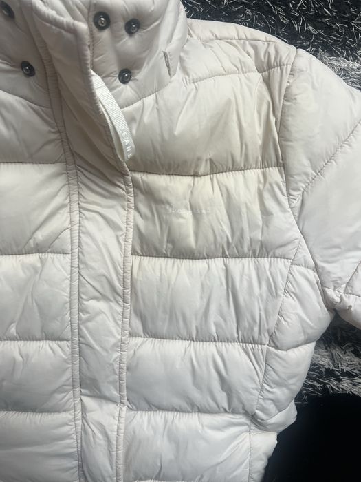 Зимно яке много дебело прпе джинс.има малка забележка затова го пускам