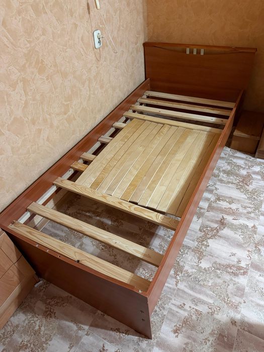 Отдам кровать с матрасом