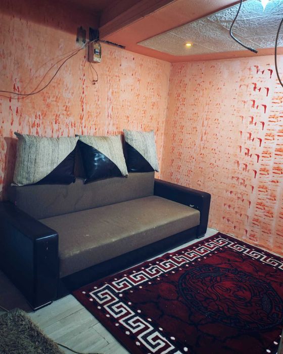 Apartament cu doua camere în București la curte,compus din două camere,baie,bucatarie utilat/mobilat plus curte
