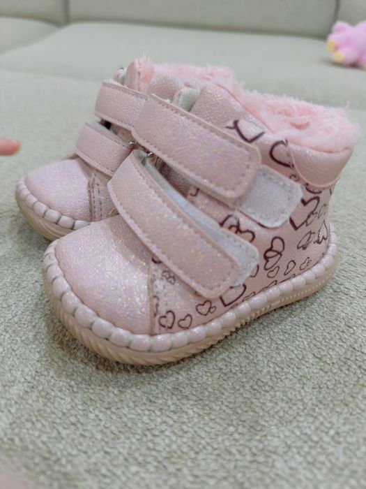 Продам детские осенние ботиночки