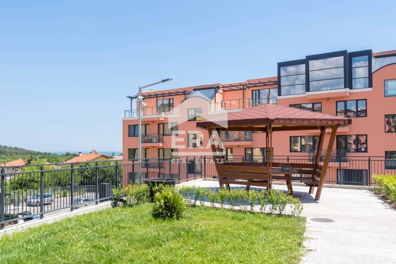 Тристаен апартамент за продажба, с голяма дневна и морска панорама, в