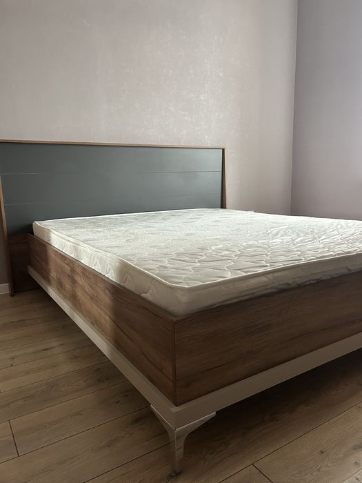 Двуспальная кровать