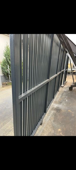 Vand poartă din fier