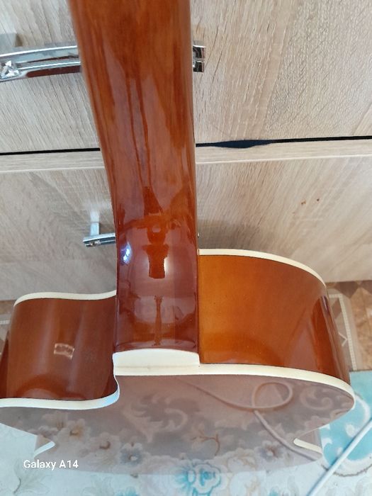 Продаётся Новая гитара.