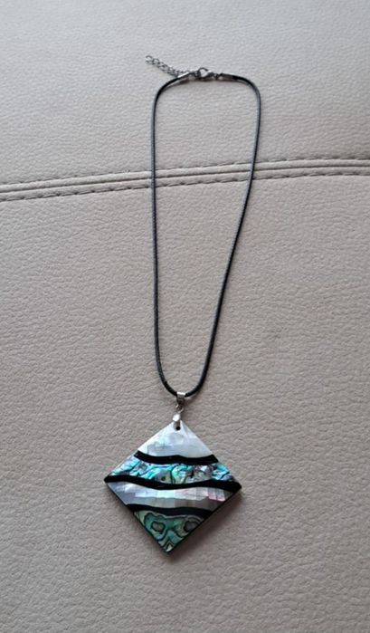 Колие от седиф с кожена верижка.