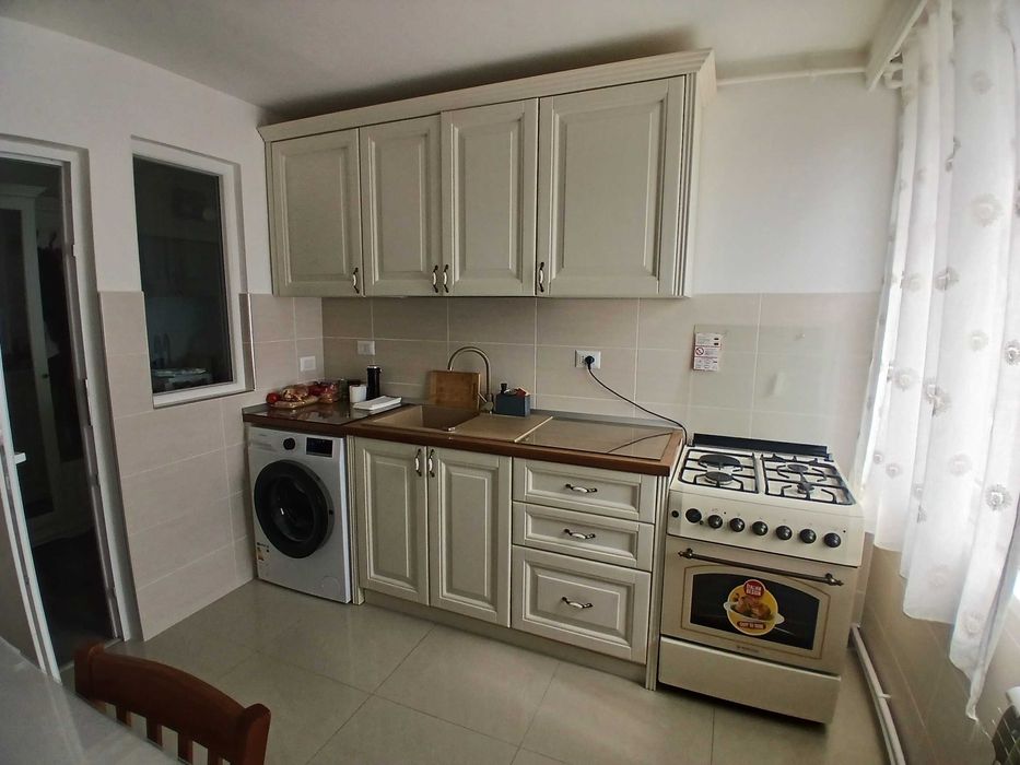 Inchiriez apartament cu 2 camere !