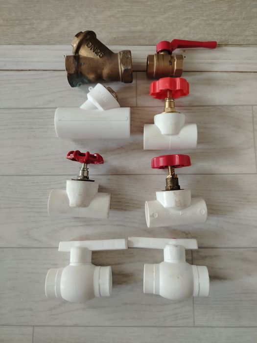 Продам краны пластик