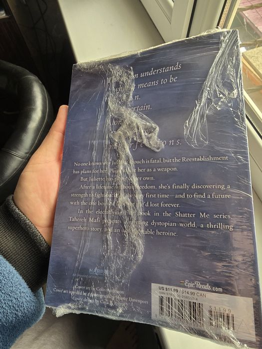 Tahereh Mafi: Shatter me (soft cover) Книга на английском языке . Book