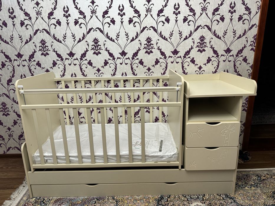 Кровать детская с полками