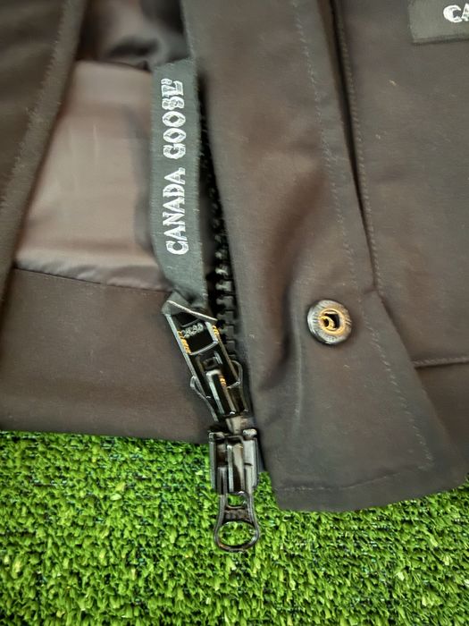 Стилни елеци CANADA GOOSE