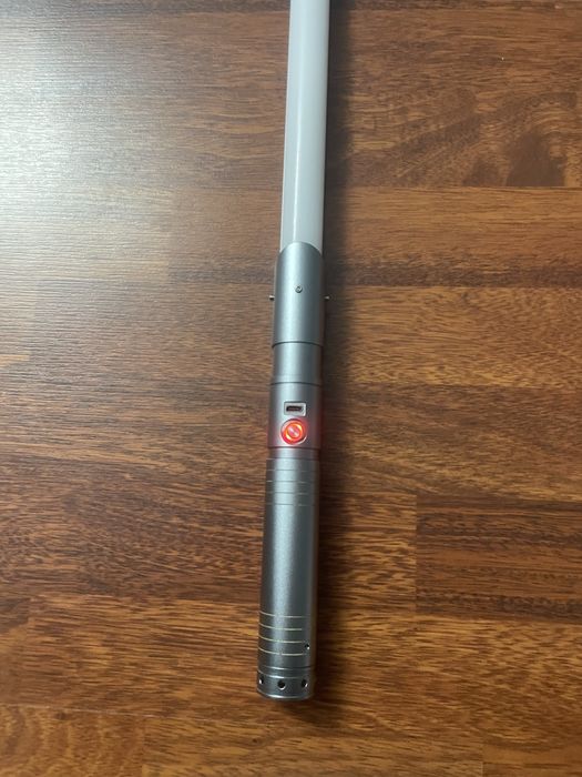 Se vinde sabie laser